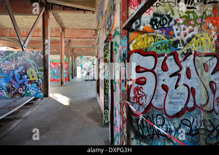 Berlin, Deutschland, verschmiert Wände in den Ruinen des Abhoerstation der US-Armee auf dem Teufelsberg Stockfoto