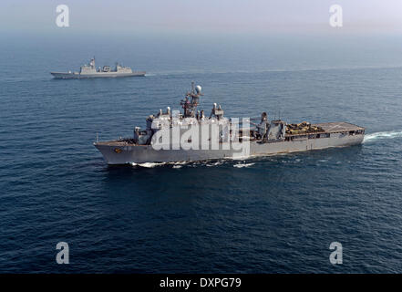 East China Sea. 27. März 2014. US Navy Whidbey Island-Klasse amphibischen dock Landungsschiff USS Ashland und andere Schiffe von Bonhomme Richard amphibische bereit Gruppe Dampf mit Schiffen aus der Republik Korea Marine während einer Übung 27. März 2014 in das Ostchinesische Meer. Bildnachweis: Planetpix/Alamy Live-Nachrichten Stockfoto