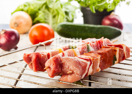 Rohe Schaschlik und Gemüse auf den grill Stockfoto