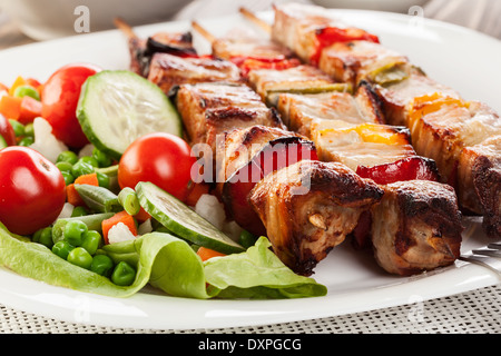 Vom Grill Schaschlik mit Gemüse auf Platte Stockfoto