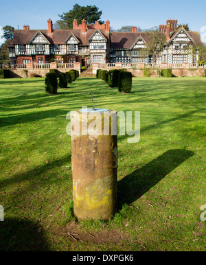 Sonnenuhr im topiary Garten Wightwick Manor Victorian Arts and Crafts Haus in der Nähe von Wolverhampton UK Stockfoto