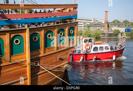 Bristol schwimmenden Hafen Fähre vorbei am Heck des Matthew Replik Schiff Stockfoto