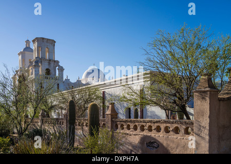 San Xavier del Bac Mission befindet sich auch bekannt als "Weiße Taube der Wüste" südlich von Tucson, Arizona, USA. Stockfoto