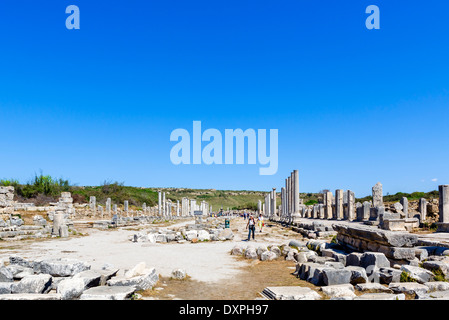 Die Säulenstraße in den Ruinen der antiken Stadt Perge in Pamphylien, Provinz Antalya, Türkei Stockfoto