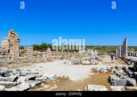 Die Säulenstraße in den Ruinen der antiken Stadt Perge in Pamphylien, Provinz Antalya, Türkei Stockfoto