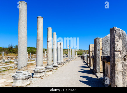 Die Säulenstraße in den Ruinen der antiken Stadt Perge in Pamphylien, Provinz Antalya, Türkei Stockfoto