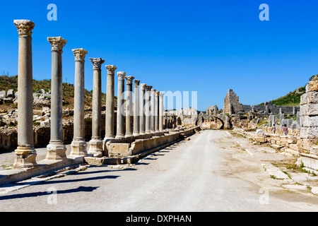 Die Säulenstraße in der Nähe der Palästra in den Ruinen der antiken Stadt Perge in Pamphylien, Provinz Antalya, Türkei Stockfoto