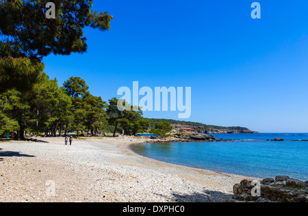 Strand im nahen Hafen von den Ruinen der historischen lykischen Stadt Phaselis, Provinz Antalya, Lykien, Türkei Stockfoto