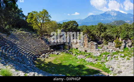 Theater in den Ruinen der historischen lykischen Stadt Phaselis mit Mount Olympos in der Ferne, Provinz Antalya, Lykien, Türkei Stockfoto