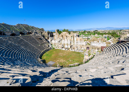 Blick über die Ruinen des antiken Side aus dem Theater, Pamphylien, Provinz Antalya, Türkei Stockfoto