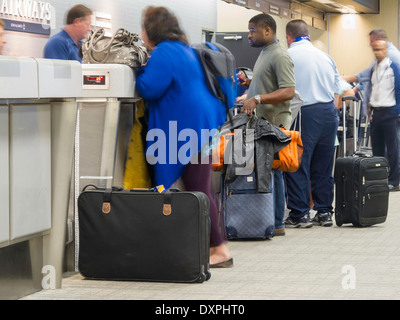 Leute warten im Einklang mit Gepäck an der Tampa International Airport, Tampa, FL Stockfoto