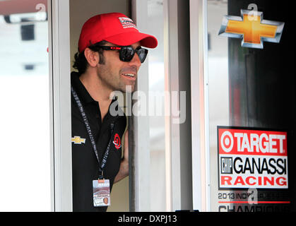 St. Petersburg, Florida, USA. 28. März 2014. DIRK SHADD | Zeiten. Dario Franchitti blickt aus dem Trailer während des Gesprächs mit den Fans nach dem IndyCar-Training an der Firestone Grand Prix von St. Petersburg am Freitag. Franchitti ist eine vierfache IndyCar Series Champion und dreimalige Indianapolis 500 Sieger. Er ist derzeit mit Target Chip Ganassi Racing. © Dirk Shadd/Tampa Bucht Times/ZUMAPRESS.com/Alamy Live-Nachrichten Stockfoto
