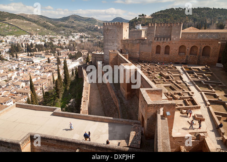 Die Alhambra und die Stadt Granada - Blick von der Torre De La Vela, der Alcazaba in der Alhambra, Granada Andalusien Spanien Stockfoto