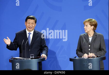 Berlin, Deutschland. 28. März 2014. Chinesische Präsident Xi Jinping (L) und die deutsche Bundeskanzlerin Angela Merkel an eine gemeinsame Pressekonferenz in Berlin, Deutschland, 28. März 2014 teilnehmen. © Ju Peng/Xinhua/Alamy Live-Nachrichten Stockfoto