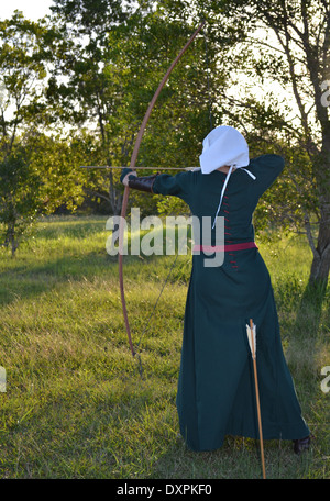 Lady Archer mittelalterlichen Jagdbogen Stockfoto