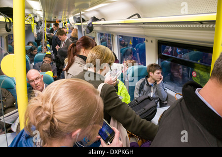 Rush Hour Pendler an Bord voll First Capital Connect-Zug, London, England, UK Stockfoto