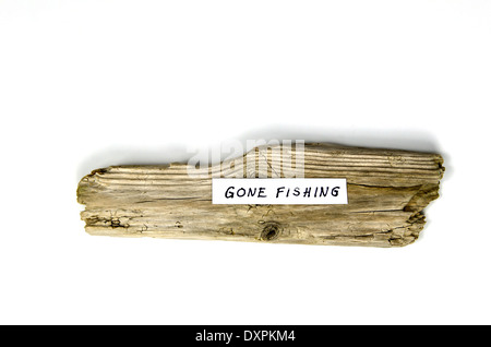 Gone Fishing Zeichen auf ein Stück Treibholz Stockfoto