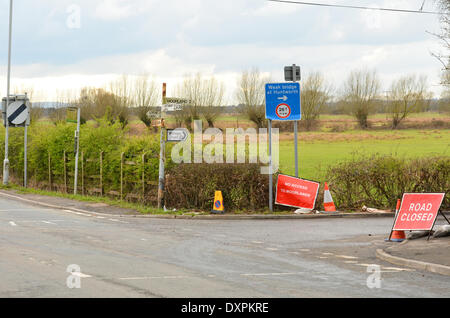 Burrowbridge, Somerset, UK. 28. März 2014. Vor und nach... Die wichtigsten durch Straße an Burrowbridge von Glastonbury nach Taunton in Großbritannien ist jetzt offen für den Verkehr, die für einen Monat, nach einem schweren Hochwasser über die Umgebungen Bereiche Kredit abgeschlossen: Robert Timoney/Alamy Live News Stockfoto