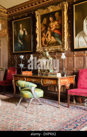 Eine Feuerschale-Jones 'Buckland Flying Chair"bei einem Französisch Louis XV Stil Messingbeschläge montierten bureau Stockfoto