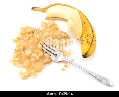 Halbe geschälte reife Banane mit zerdrückten Früchten, isoliert auf weißem Hintergrund Stockfoto