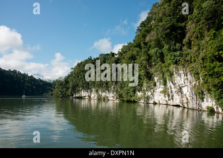 Guatemala, Abteilung von Izabal, in der Nähe der Stadt Livingston, Rio Dulce (Süßwasser) Fluss. Ansicht der Schlucht des Rio Dulce. Stockfoto