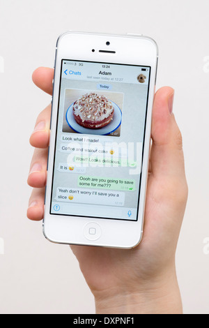WhatsApp auf dem weißen iPhone 5 Stockfoto