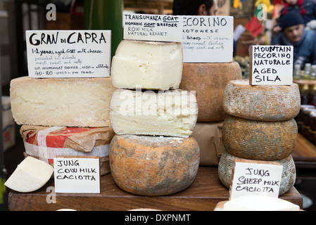 Italienische Käse auf einem Stall in Borough Market, London, England, UK Stockfoto