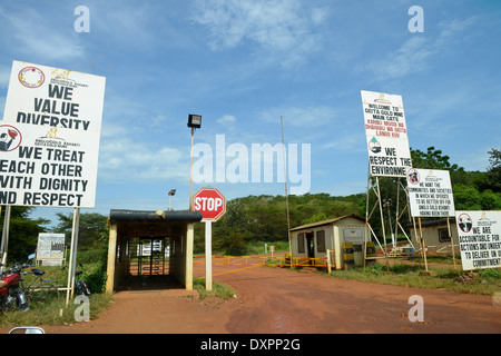 Tansania Geita Goldmine, Tagebau Goldmine Unternehmen AngloGold Ashanti, Schild am Eingang Stockfoto