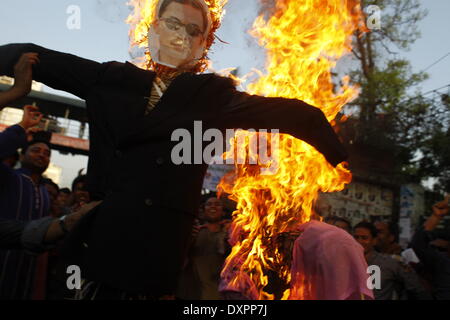 Dhaka, Bangladesch 28. März 2014: Bangladesh Awami-Liga statt Protest und Set Feuer Khaleda Zia & Tareq Zia Bildnis vor der Bangladesh Presseclub in Dhaka zu sagen "Ziaur Rahman ist der Verkünder der Unabhängigkeit von Bangladesch und deren erster Präsident". Sie sagte auch, "Ich bin stolz, mich als die Frau von der Verkünder der Unabhängigkeit vorstellen ''. Sie machte diesen Anspruch während eine Diskussionsveranstaltung Adressierung von Jatiyatabadi Muktijoddha Dal in der Stadt organisiert. (Foto von Zakir Hossain Chowdhury/Pacific Press) Stockfoto