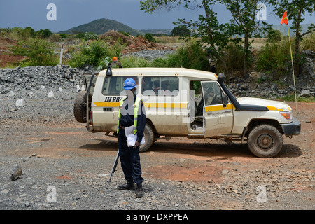 Tansania Geita Goldmine, Tagebau Goldmine Unternehmen AngloGold Ashanti, guard mit Pumpe Pistole Bereich zu schützen Stockfoto