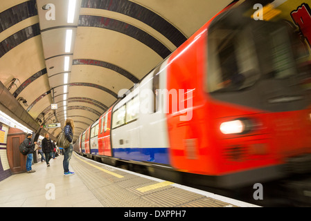 Northern Line London U-Bahn am Bahnhof ankommen, Großbritannien Stockfoto