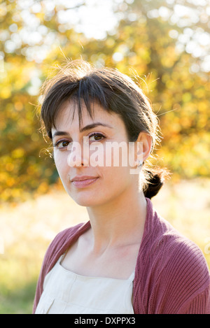Selbstbewusste junge Frau Stockfoto