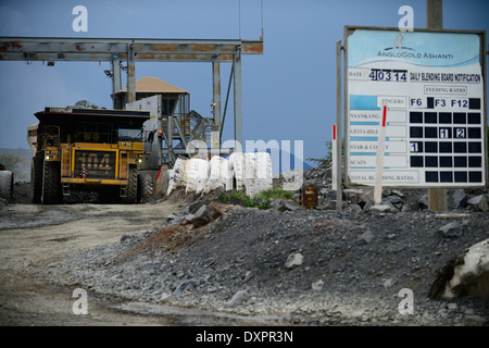 Tansania Geita Goldmine, Tagebau Goldmine Unternehmen AngloGold Ashanti, Erz zerkleinern Einheit Stockfoto