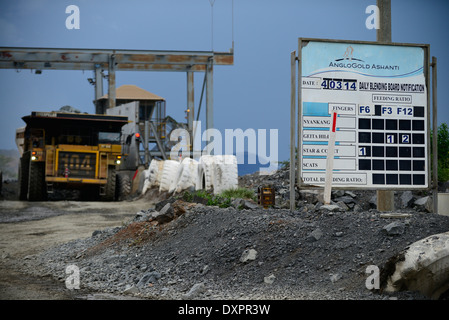 Tansania Geita Goldmine, Tagebau Goldmine Unternehmen AngloGold Ashanti, Erz zerkleinern Einheit Stockfoto