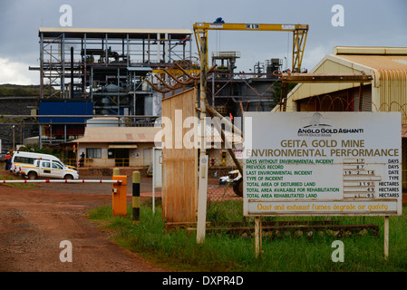 So genannte Tansania Geita Goldmine, Tagebau Goldmine Unternehmen AngloGold Ashanti gold Haus wo Feingold verarbeitet wird Stockfoto