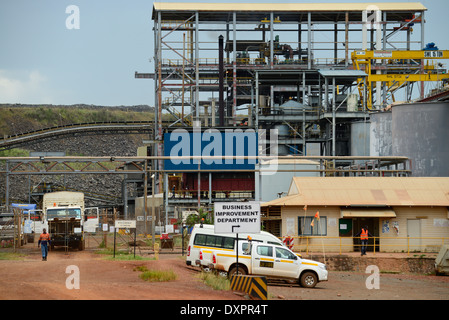 So genannte Tansania Geita Goldmine, Tagebau Goldmine Unternehmen AngloGold Ashanti gold Haus wo Feingold verarbeitet wird Stockfoto