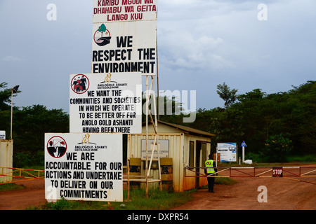 Tansania Geita Goldmine, Tagebau Goldmine Unternehmen AngloGold Ashanti, Schilder am Eingang Stockfoto