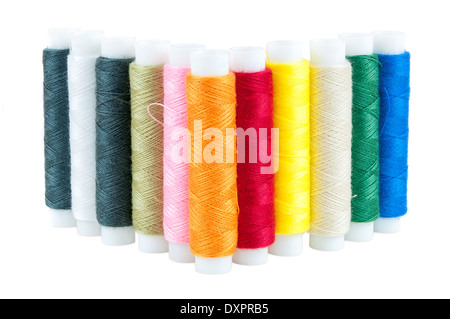 Farbige Spulen von Threads, die isoliert auf weißem Hintergrund Stockfoto