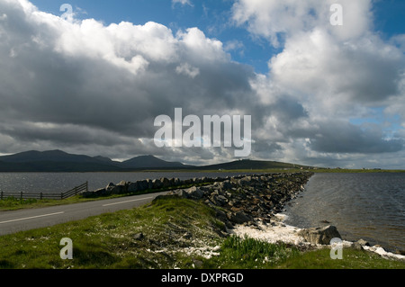Der Damm führt die A865 Straße über Loch Bee (Bi), South Uist, Western Isles, Schottland, UK Stockfoto