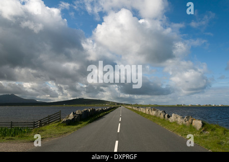 Der Damm führt die A865 Straße über Loch Bee (Bi), South Uist, Western Isles, Schottland, UK Stockfoto