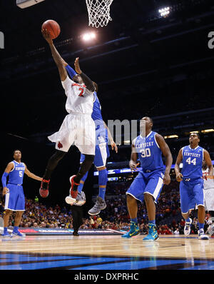 Indianapolis, IN, USA. 28. März 2014. Louisville Cardinals Wache Russ Smith (2) ging für ein Layup wie Kentucky Louisville auf Freitag, 28. März 2014 in Indianapolis, Zoll Foto von Mark Cornelison gespielt | Personal Credit: Lexington Herald-Leader/ZUMAPRESS.com/Alamy Live-Nachrichten Stockfoto