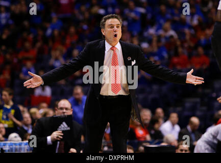 Indianapolis, IN, USA. 28. März 2014. Louisville Cardinals Cheftrainer Rick Pitino befragt einen Anruf wie Kentucky Louisville auf Freitag, 28. März 2014 in Indianapolis, Zoll Foto von Mark Cornelison spielte | Personal Credit: Lexington Herald-Leader/ZUMAPRESS.com/Alamy Live-Nachrichten Stockfoto