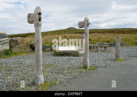 Replikat Steinaxt und Informationstafel am Parkplatz, gekammert Barpa Langass Cairn, North Uist, Western Isles, Schottland, Vereinigtes Königreich Stockfoto
