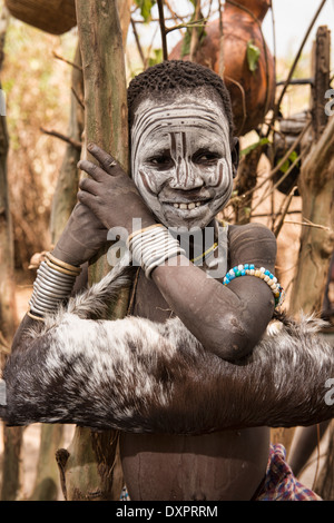 Mursi junge im unteren Omo-Tal von Äthiopien Stockfoto