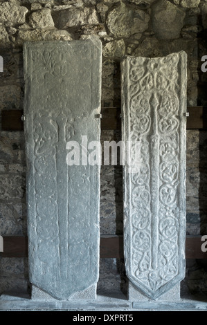 Grab Platten im Inneren St Clement Kirche (15. Jh.) im Rodel (Roghadal), Harris, Western Isles, Schottland, Großbritannien. Stockfoto