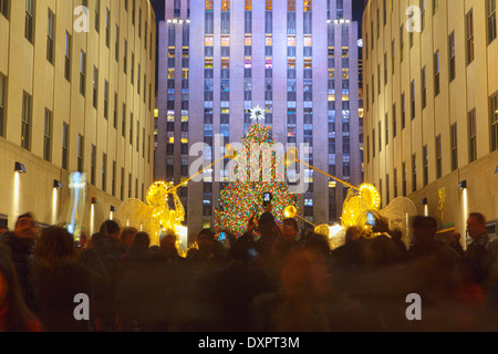 Menschenmenge vor dem Rockefeller Plaza, New York, NY, USA Stockfoto