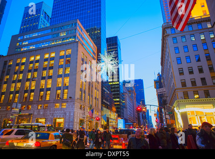 Überfüllten Gehweg und Straßen während das Weihnachtsgeschäft auf Fifth Avenue, New York City, NY, USA Stockfoto