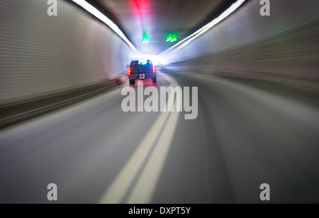 Autos im Verkehr durch Tunnel mit Motion Blur Stockfoto