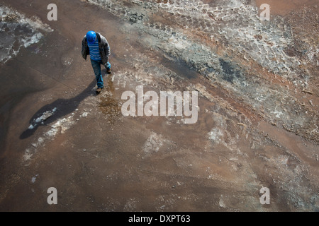 Luftaufnahme der Bauarbeiter auf schlammigen verschneiten Baustelle Stockfoto