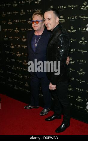 Las Vegas, NV, USA. 28. März 2014. Sir Elton John, David Furnish im Ankunftsbereich für FIZZ Las Vegas Grand Opening, FIZZ Las Vegas, Las Vegas, NV 28. März 2014. Bildnachweis: James Atoa/Everett Collection/Alamy Live-Nachrichten Stockfoto